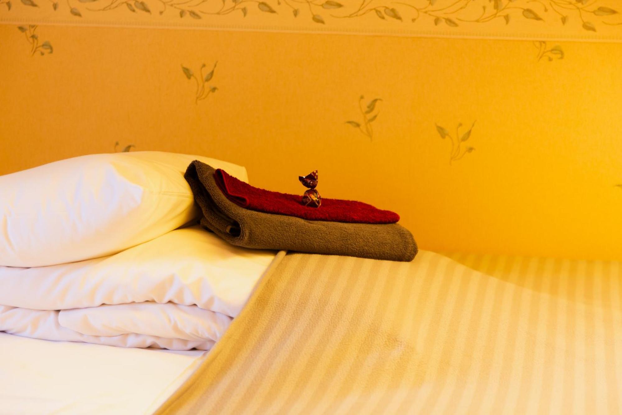 Konrad Family Guesthouse Kuressaare Room photo